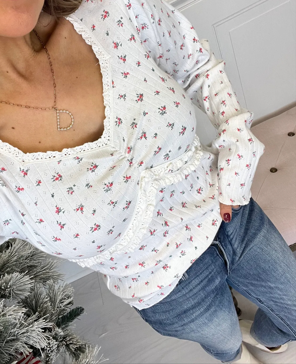 This blouse is honestly perfect 😍. I love how the lace trim adds a romantic touch without feeling too dressy. I only paid $15 thanks to the my rewards . I love that Yusnia actually takes care of loyal customers, shipping was super fast — it made the whole experience feel so special 💖. Thank you, Yusnia!